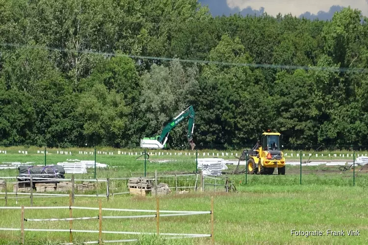 Aanleg zonnepark aan de Omweg in Heerenveen vordert gestaag