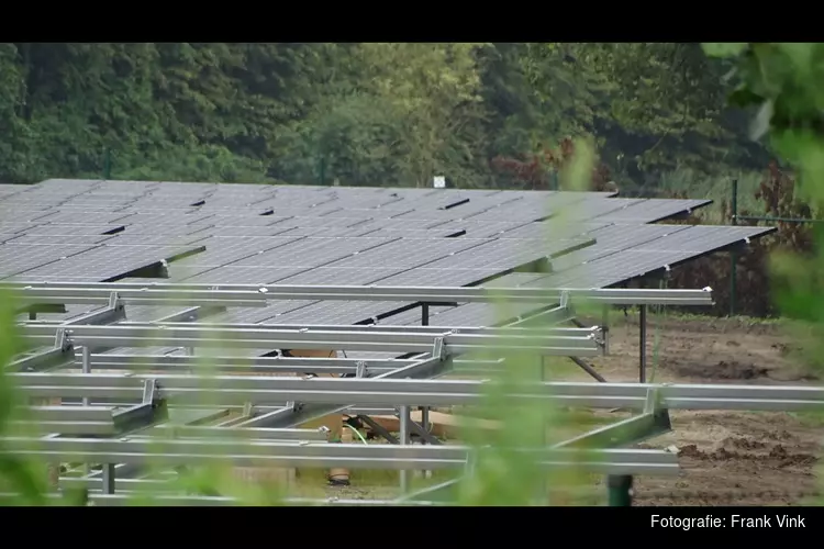 Plaatsing van zonnepanelen Heerenveen Energypark volop bezig