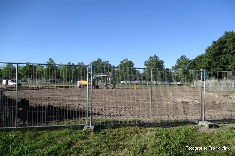 Grondwerkzaamheden voor de bouw van een turnhal in Heerenveen bezig