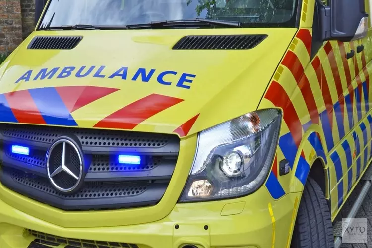 Auto in sloot, bestuurder naar ziekenhuis