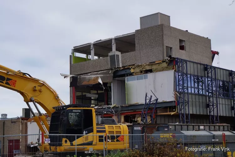 Sloop oude kantoorgebouw Royal Smilde in volle gang