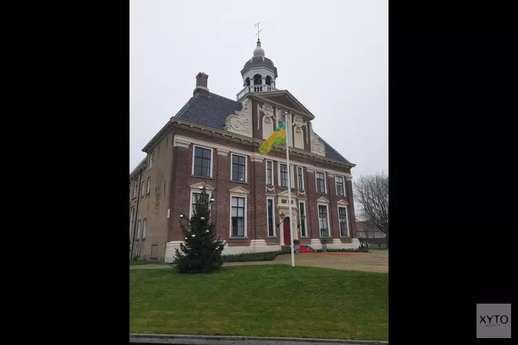 Mensenrechtenvlag wappert bij gemeentehuis Heerenveen