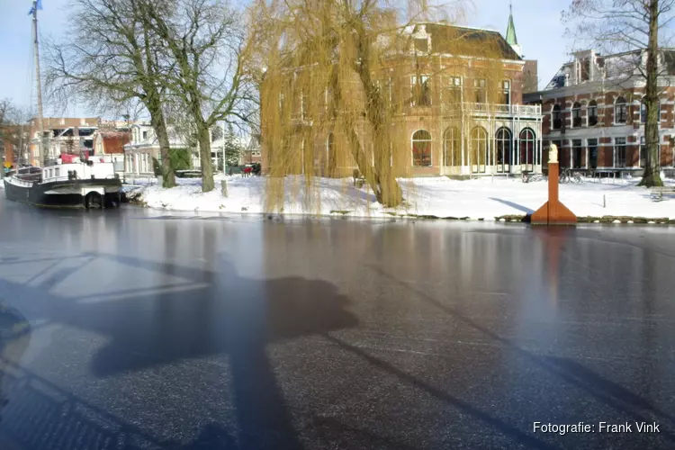 Laagje ijs op het water van de Heeresloot in Heerenveen in beeld!