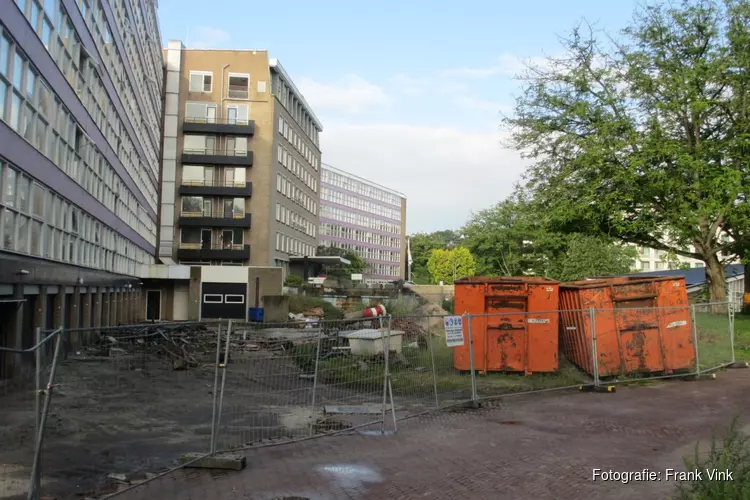 Sloop oude gebouw service flat Oranjewoud in Heerenveen in beeld