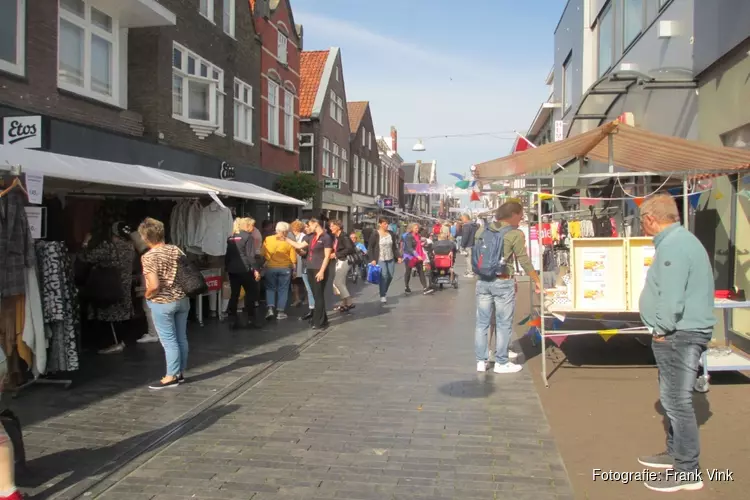 Gezellige drukte op de Turfstekers markt in Heerenveen