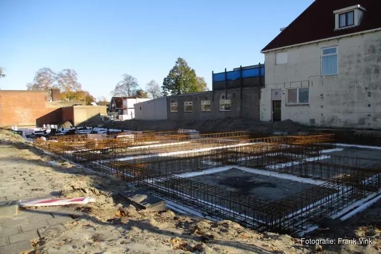 Bouw van woningen en appartementen aan de Nieuwstraat in Heerenveen vordert