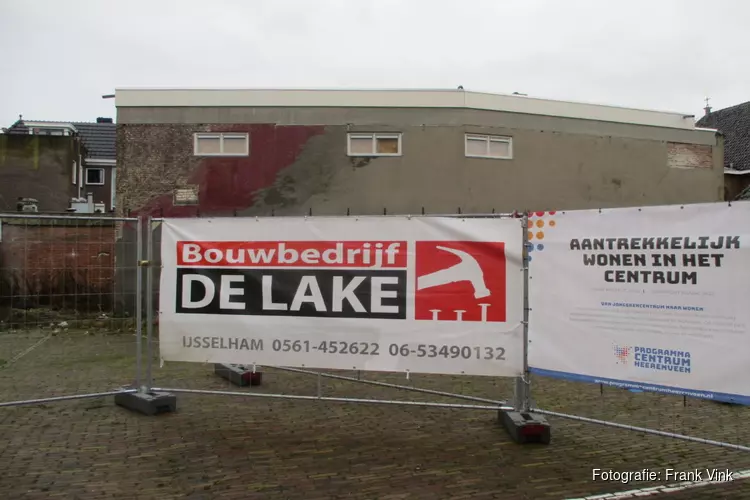 Bouwhekken geplaatst aan de Kerkstraat voor de bouw van een appartementen gebouw