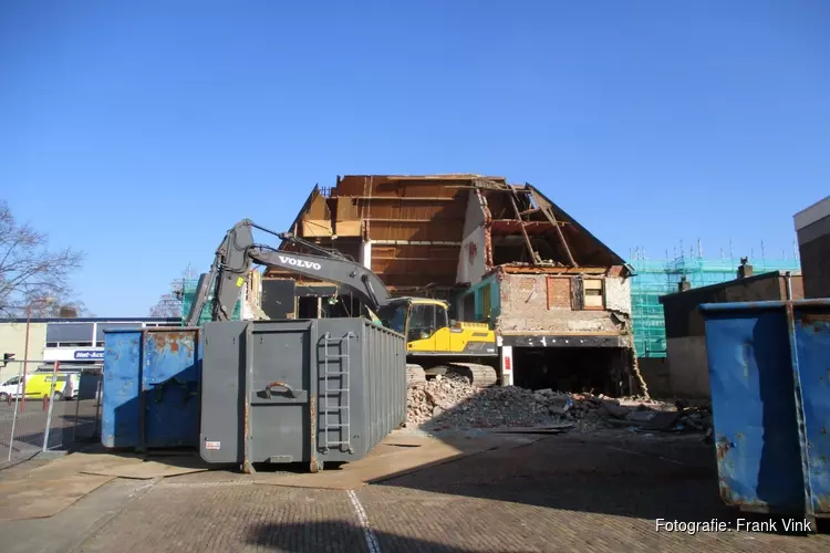 Sloop voormalig horecapand aan de Nieuwstraat in Heerenveen vordert