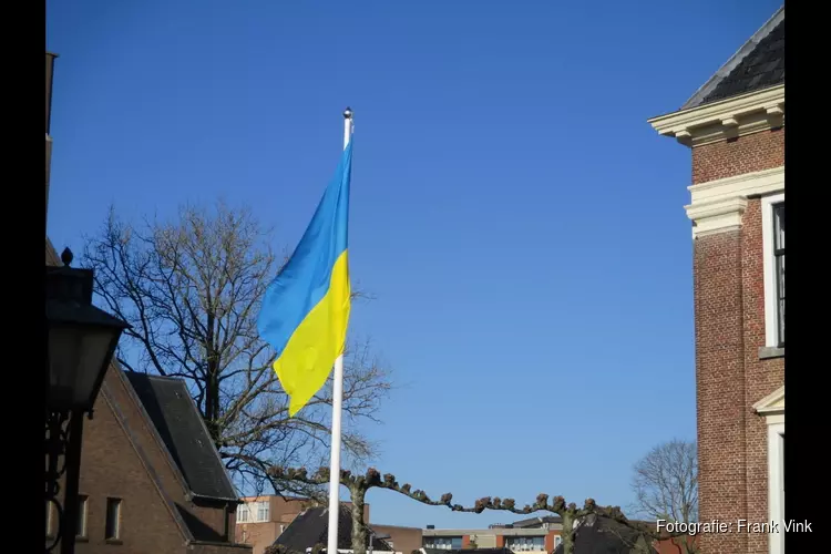 Voor het Gemeentehuis van Heerenveen wappert de vlag van de Oekraïne