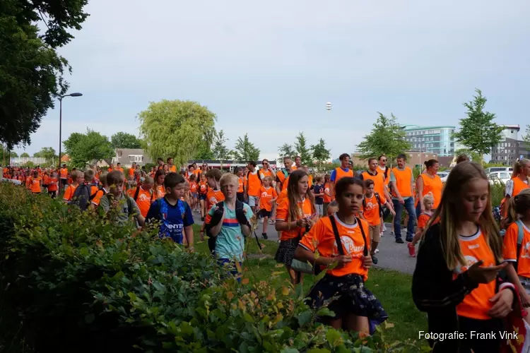 Avondvierdaagse in Heerenveen trekt veel deelnemers en publiek