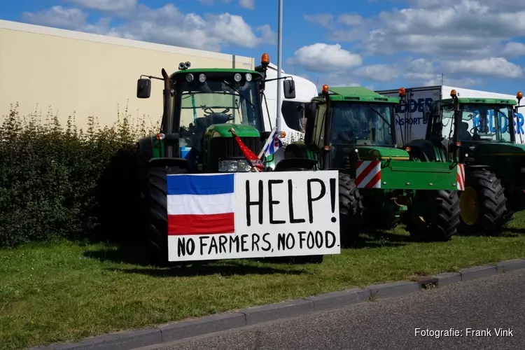 Boeren blokkeeractie bij distributiecentrum Lidl in Heerenveen