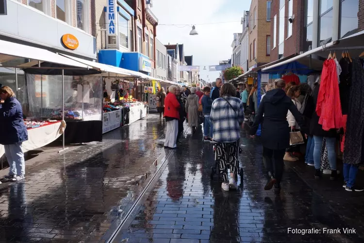 Gezellige drukte op de Turfstekers markt in Heerenveen