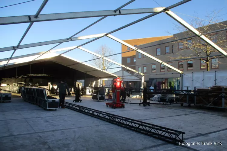 Opbouw van tent voor kerst editie Night of the Koemarkt in Heerenveen begonnen!