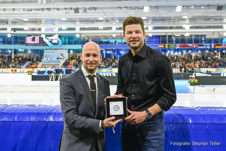 Sven Kramer ontvangt eigen penning ter ere van imposante schaatscarrière