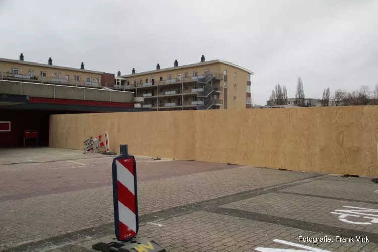 Houten schotten geplaatst op het Burgemeester Kuperusplein in Heerenveen