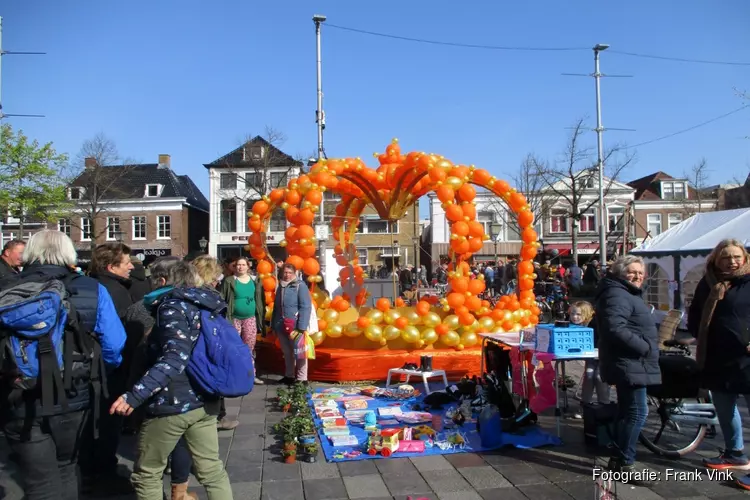 Gezellige drukte op de Koningsdag en markt in Heerenveen