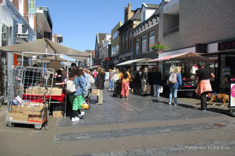 Gezellige drukte op de outletmarkt in Heerenveen