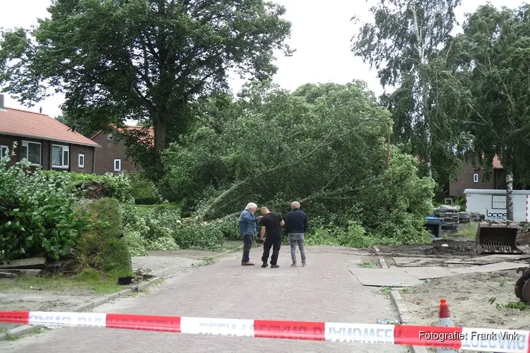 Aanzienlijke stormschade in Heerenveen door o.a. omgevallen bomen