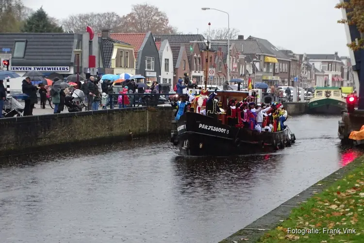 Kletsnatte Sinterklaas intocht in Heerenveen trekt veel publiek