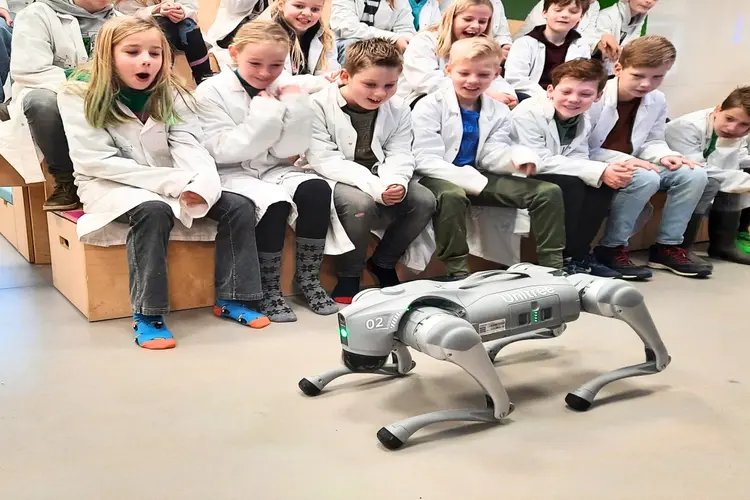STEAMpoint van CBO Meilân introduceert innovatieve Robothond in Onderwijsprogramma