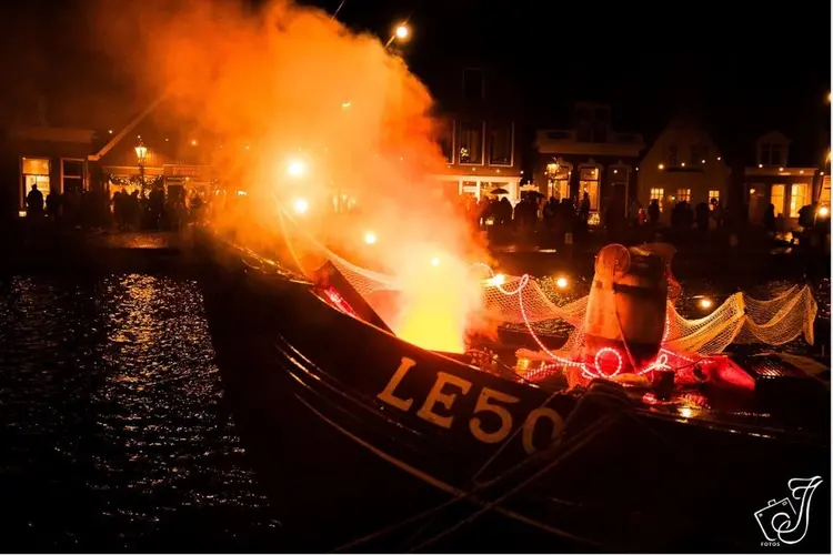 Een stormvloed teistert het Lemster Dickens Festijn