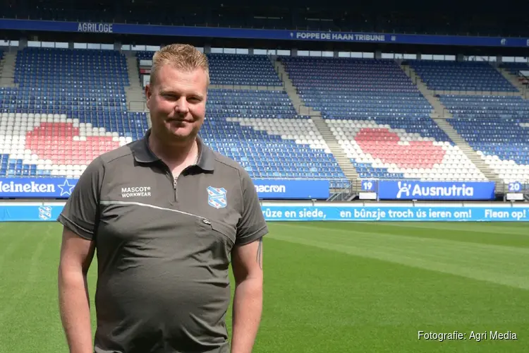 Grasmeester Gertjan Hilarius vertelt in podcast over grasmat SC Heerenveen