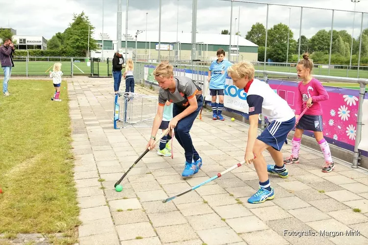 Urban hockey bij HHC Quick Stick tijdens Mega Sportdag Heerenveen