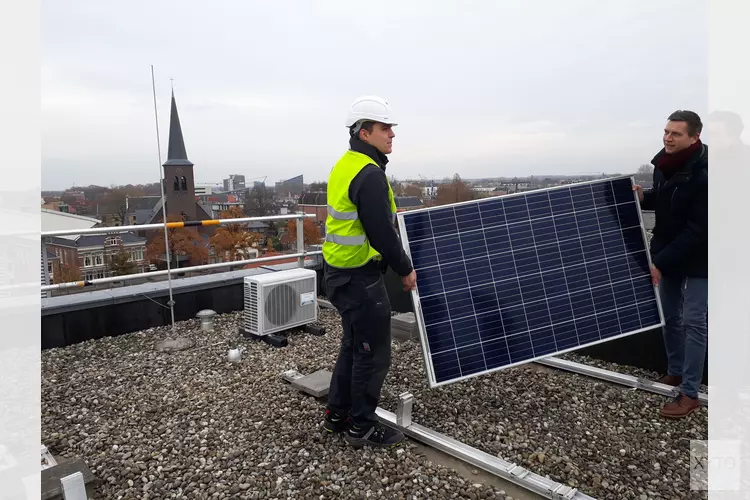 Plaatsing van 160 zonnepanelen op Werkstate