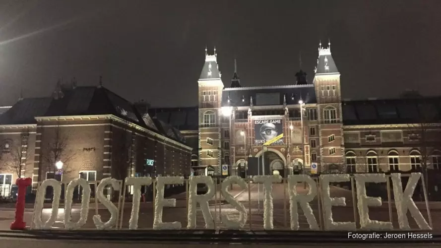 Stunt van Friezen: letters I Oosterstreek op Museumplein Amsterdam