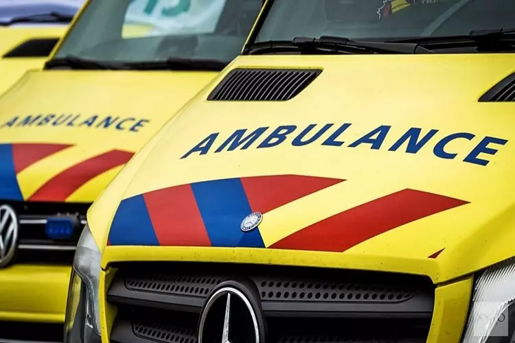 Auto belandt in sloot Langezwaag, bestuurder gewond