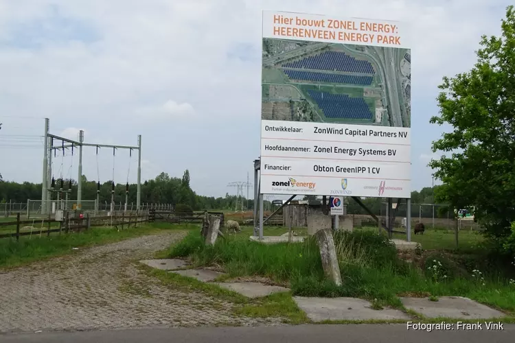 Bouwbord aanleg zonnepark Omweg Heerenveen zichtbaar