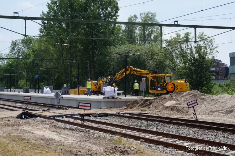 Werkzaamheden aan het spoor, perrons en overweg in Heerenveen volop bezig