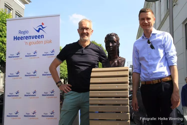 Walk of Fean officieel onthuld op het Gemeenteplein in Heerenveen