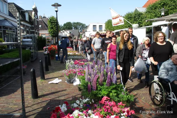 Gezellige drukte op de Skoattermerke in Oudeschoot