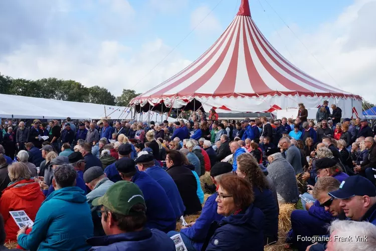 Drukte op het Flaeijelfeest in Nieuwehorne