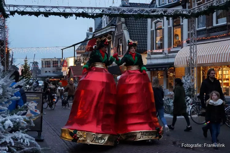 Gezellige drukte op de jaarlijkse kerstmarkt in Heerenveen