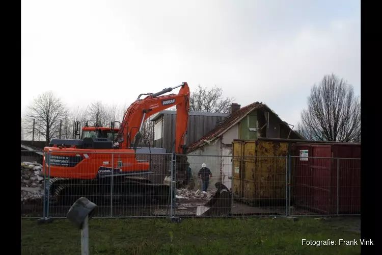 Sloop van drie woningen aan het Meer in Heerenveen bezig!