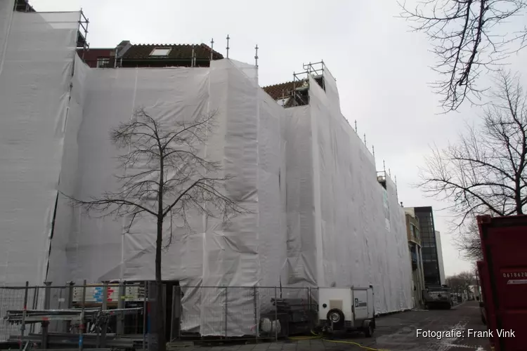 Appartementen complex Gemeenteplein en van Harenspad in de steigers